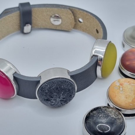 Lederarmband dunkelgrau mit  7 Polaris Schiebeperlen (A77)