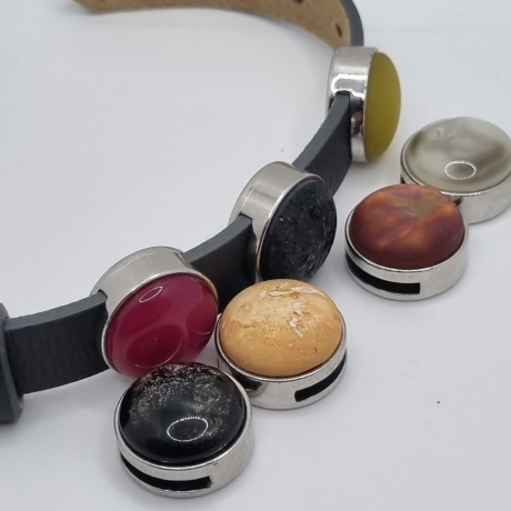Lederarmband dunkelgrau mit  7 Polaris Schiebeperlen (A77)