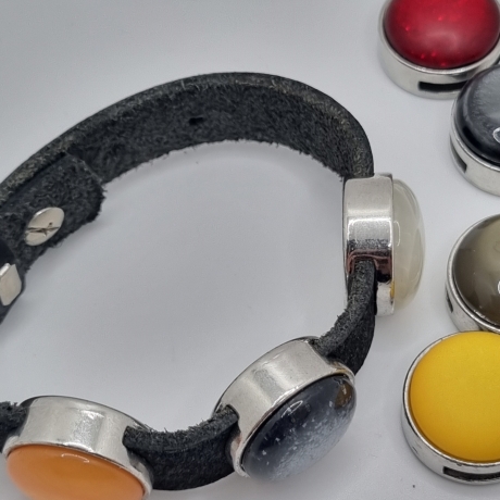 Lederarmband schwarz mit  7 Polaris Schiebeperlen (A77)