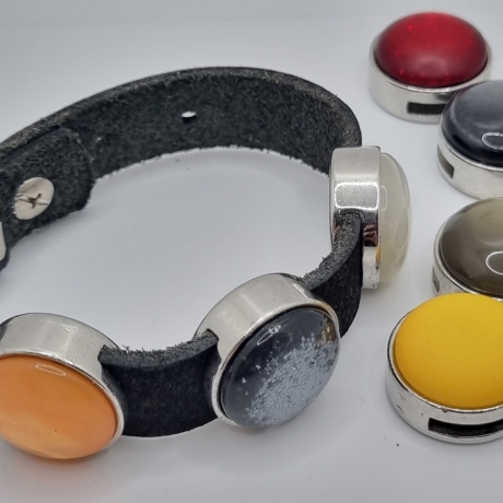 Lederarmband schwarz mit  7 Polaris Schiebeperlen (A77)