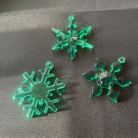 Drei Schneeflocken in grün