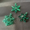 Drei Schneeflocken in grün