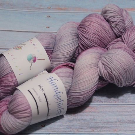 Handgefärbte 4-fädige Kuschel(socken)wolle SuperSocky 23/21