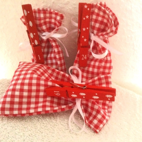 Adventskalender Rot-Weiß mit Wäscheklammer-Zahlen von Hobbyhaus