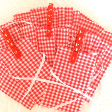 Adventskalender Rot-Weiß mit Wäscheklammer-Zahlen von Hobbyhaus