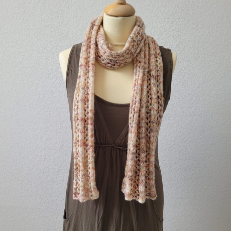 Leichter Strickschal mit Ajourmuster, Handgestrickt