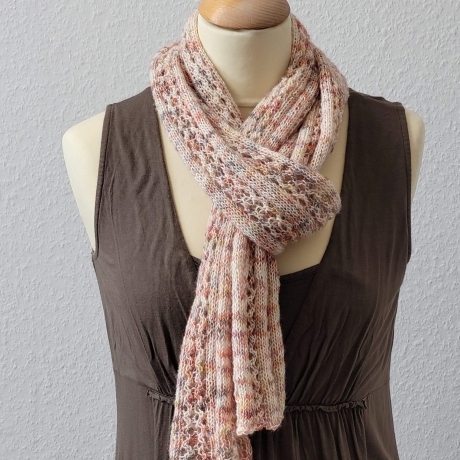 Leichter Strickschal mit Ajourmuster, Handgestrickt
