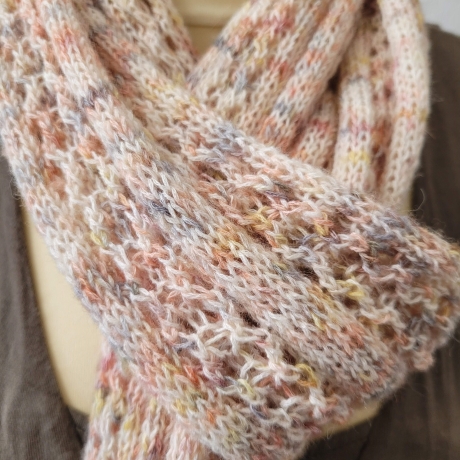 Leichter Strickschal mit Ajourmuster, Handgestrickt