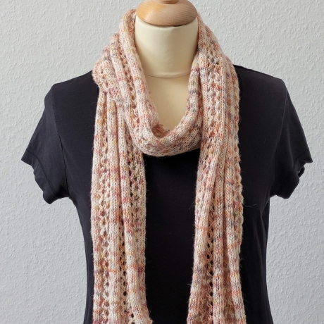 Leichter Strickschal mit Ajourmuster, Handgestrickt