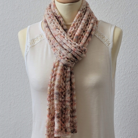 Leichter Strickschal mit Ajourmuster, Handgestrickt