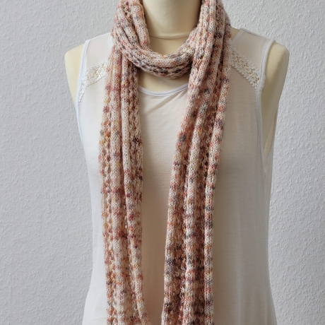 Leichter Strickschal mit Ajourmuster, Handgestrickt
