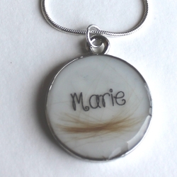 Runder Anhänger mit Haarlocke in Cabochonfassung und Kette