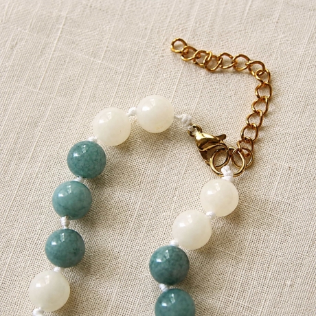 Kauri Muschel Halskette mit Jadeperlen – blau & natur
