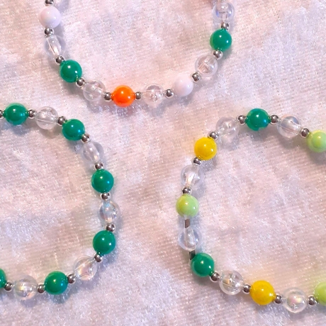 Kinder-Armband 3er Schmuck-Set Perlen gefädelt, Grün-Bunt