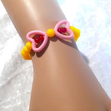 Kinder-Armband Schmuck elastisch Perlen gefädelt Gelb & Schleife