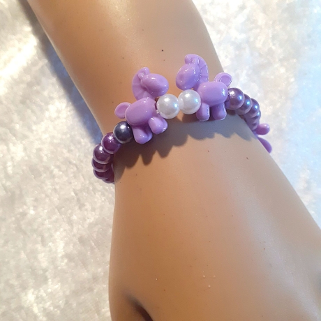 Kinder-Armband Schmuck elastisch Perlen gefädelt Lila mit Ponny