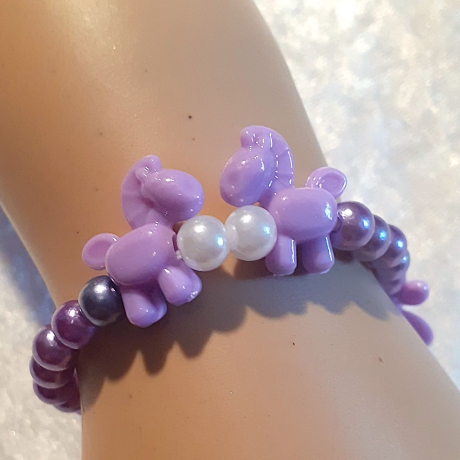 Kinder-Armband Schmuck elastisch Perlen gefädelt Lila mit Ponny