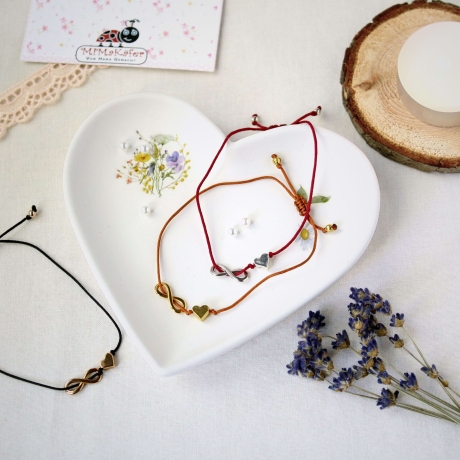 Armband mit Herz & Unendlichkeitszeichen – Makramee