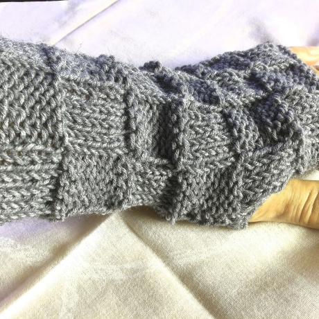 Armstulpen grau mit Daumenloch handgestrickt von Hobbyhaus