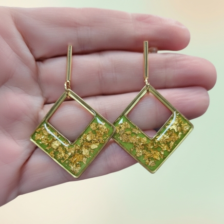 Handgefertigter Resin-Ohrring Limettengrün 18K vergoldet