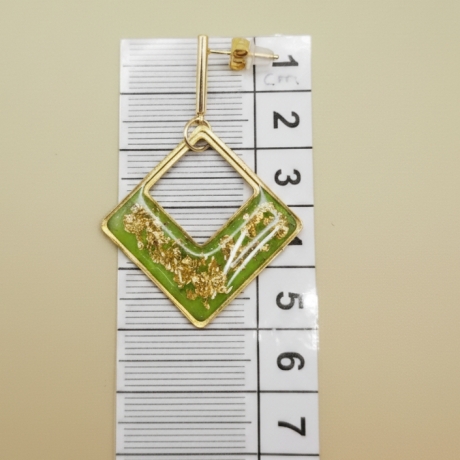 Handgefertigter Resin-Ohrring Limettengrün 18K vergoldet