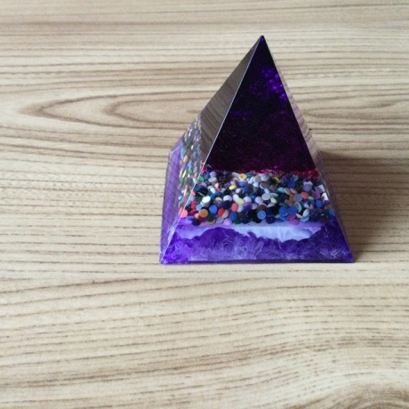 Pyramide aus Giessharz kleines Schmuckstück