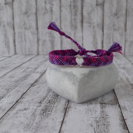 Armband geknotet mit Muster Herz violett
