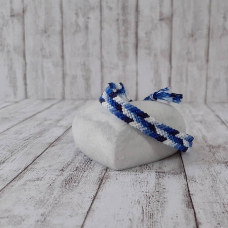 Armband geknotet mit Muster blau/weiß