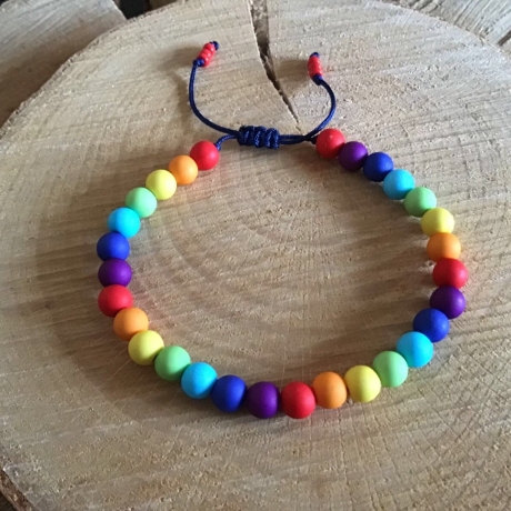 Fröhliches regenbogenfarbenes Perlenarmband