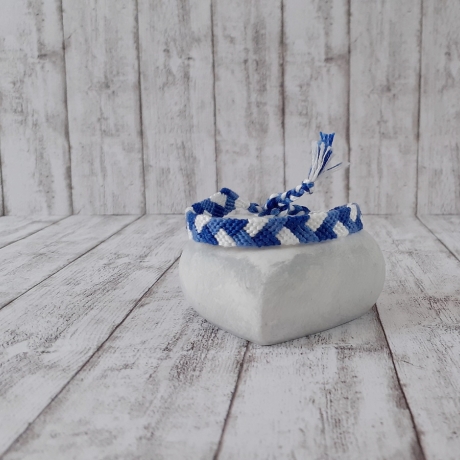 Armband geknotet mit Muster blau/weiß