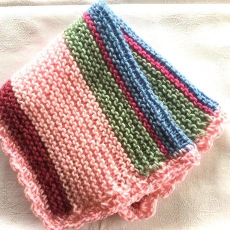 Babypuppendecke gestrickt mit Muschelkante umhäkelt von Hobbyhaus