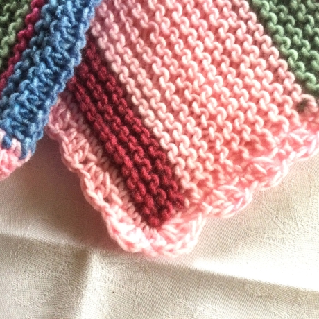 Babypuppendecke gestrickt mit Muschelkante umhäkelt von Hobbyhaus
