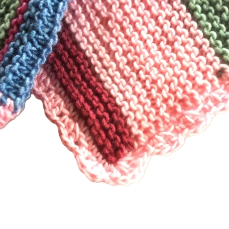 Babypuppendecke gestrickt mit Muschelkante umhäkelt von Hobbyhaus