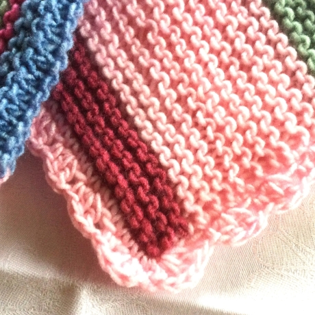 Babypuppendecke gestrickt mit Muschelkante umhäkelt von Hobbyhaus