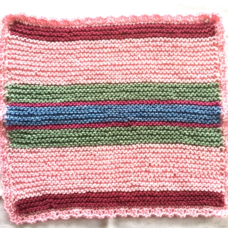 Babypuppendecke gestrickt mit Muschelkante umhäkelt von Hobbyhaus