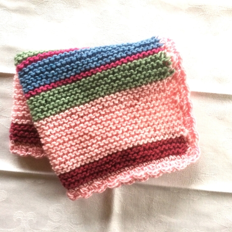 Babypuppendecke gestrickt mit Muschelkante umhäkelt von Hobbyhaus