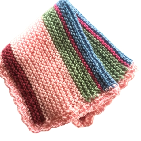 Babypuppendecke gestrickt mit Muschelkante umhäkelt von Hobbyhaus