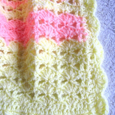 Babydecke gehäkelt in gelb-rosa Muschelmuster von Hobbyhaus