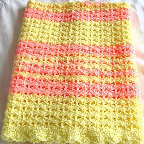 Babydecke gehäkelt in gelb-rosa Muschelmuster von Hobbyhaus