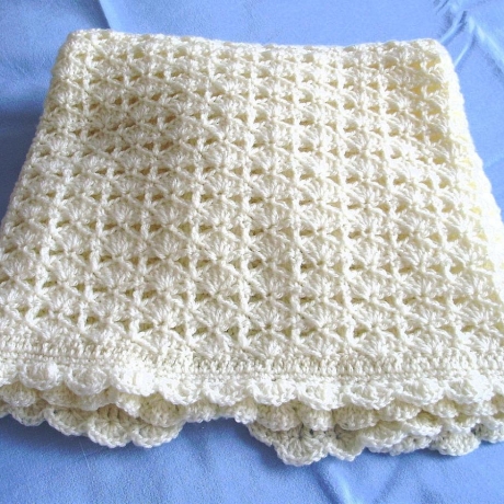 Babydecke in Creme im Muschelmuster gehäkelt von Hobbyhaus