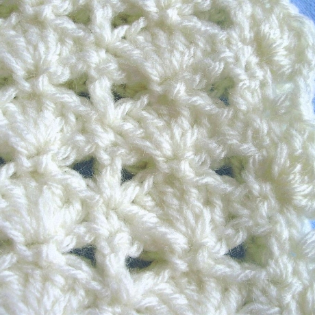 Babydecke in Creme im Muschelmuster gehäkelt von Hobbyhaus
