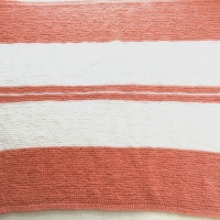 Babydecke in lachs und weiß handgestrickt  von Hobbyhaus