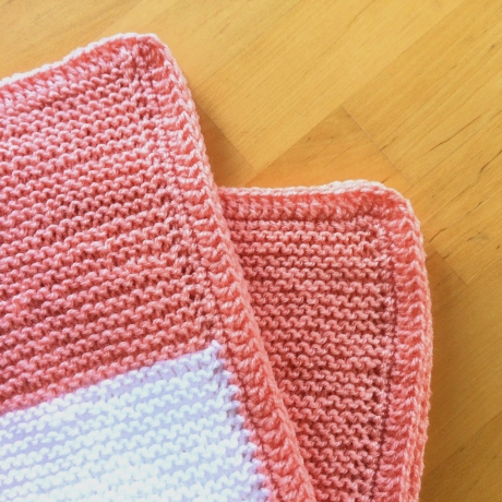 Babydecke in lachs und weiß handgestrickt  von Hobbyhaus