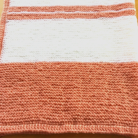 Babydecke in lachs und weiß handgestrickt  von Hobbyhaus