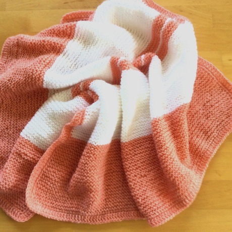 Babydecke in lachs und weiß handgestrickt  von Hobbyhaus