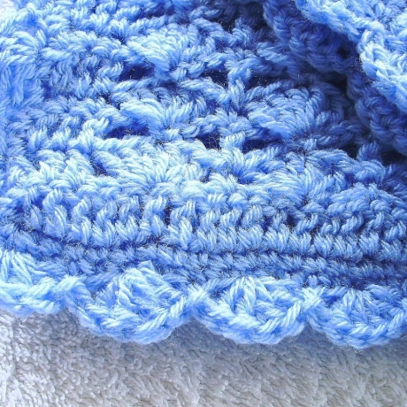 Babydecke in hellblau gehäkelt zum kuscheln von Hobbyhaus