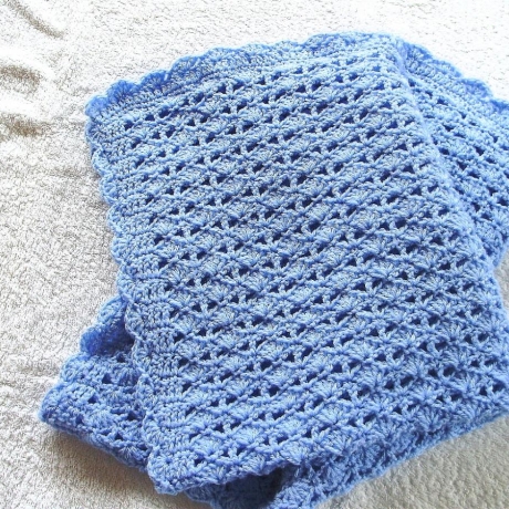 Babydecke in hellblau gehäkelt zum kuscheln von Hobbyhaus