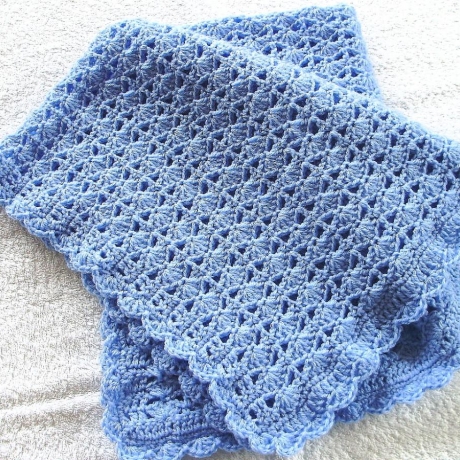 Babydecke in hellblau gehäkelt zum kuscheln von Hobbyhaus