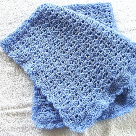 Babydecke in hellblau gehäkelt zum kuscheln von Hobbyhaus