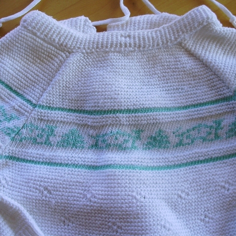 Vintage Babyflügelhemdchen weiß grüne Borte aus den 70er Jahren